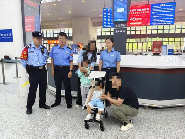 爸妈打打盹，5岁哥哥带2岁妹妹独自下高铁：想叫他们的，然则
以为
掩护妹妹比力紧张