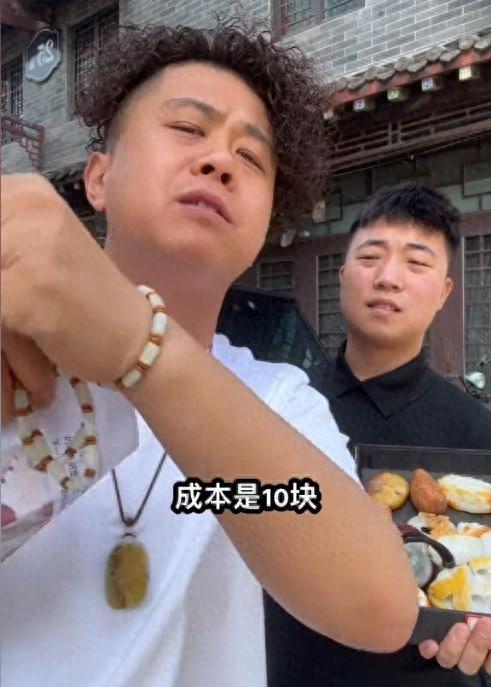 闹大了！网红骂胖东来卖玉石暴利，河南玉石商脱手，把他老底掀了