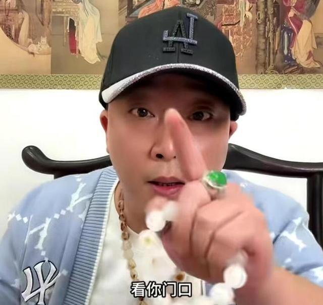 闹大了！网红骂胖东来卖玉石暴利，河南玉石商脱手，把他老底掀了