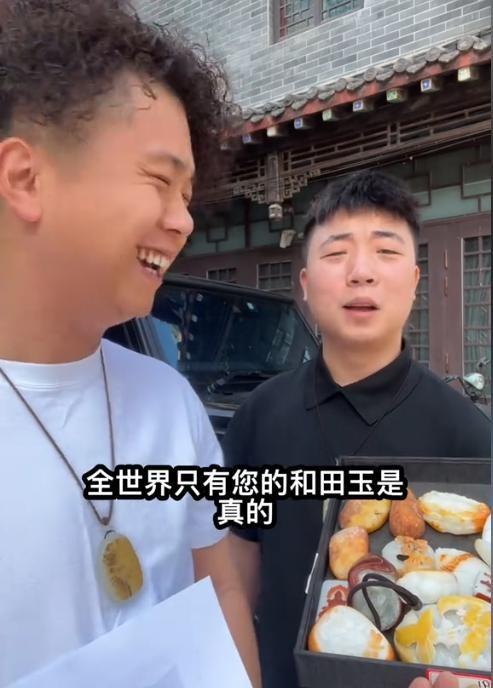 闹大了！网红骂胖东来卖玉石暴利，河南玉石商脱手，把他老底掀了