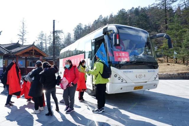 7逝世
8伤，华人旅游团在美国遭遇车祸，逝世
者身份被扒，令人匪夷所思
