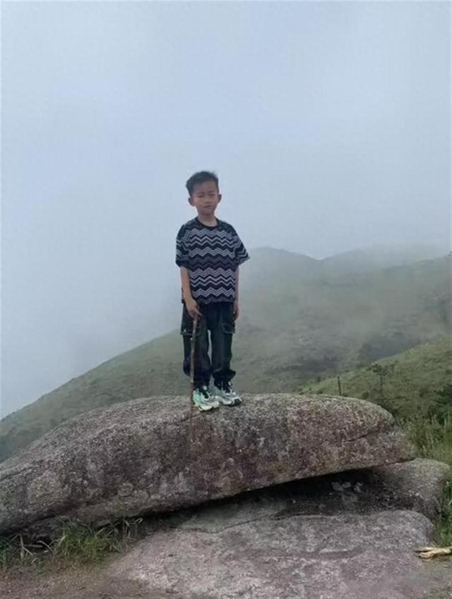 福建8岁男童在1800米山顶失踪24小时，当地：与家人走散，通宵
搜救暂无进展