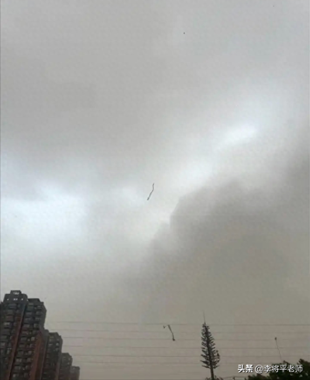 西安雷雨夜惊现龙形生物！违反物理定律的 90°转弯，真相是什么？