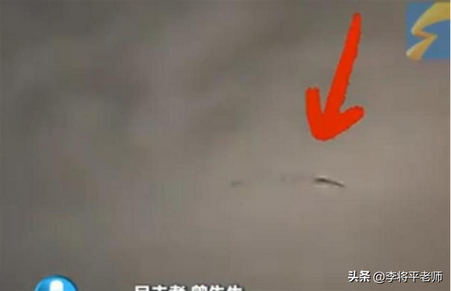 西安雷雨夜惊现龙形生物！违反物理定律的 90°转弯，真相是什么？