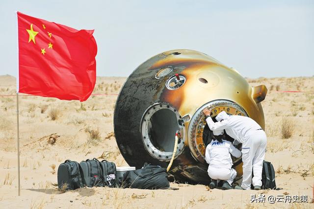 中美航天对比：中国航天员出舱被抬着走，美国的却能站着打召唤
？