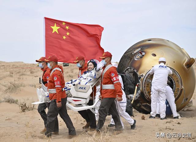 中美航天对比：中国航天员出舱被抬着走，美国的却能站着打召唤
？