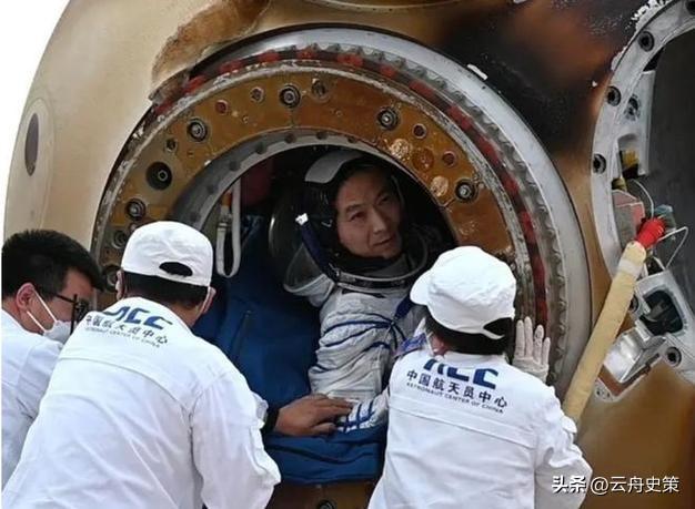 中美航天对比：中国航天员出舱被抬着走，美国的却能站着打召唤
？