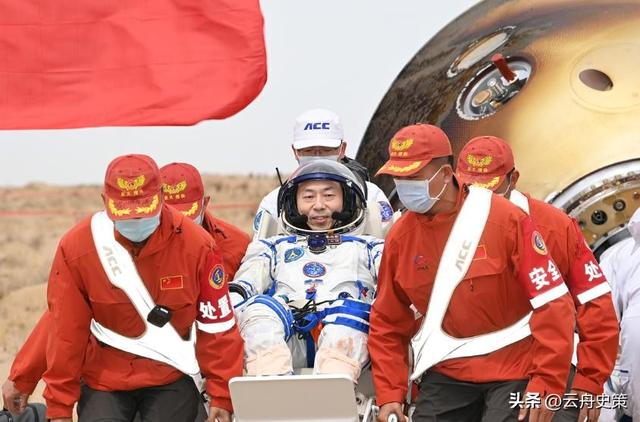 中美航天对比：中国航天员出舱被抬着走，美国的却能站着打召唤
？