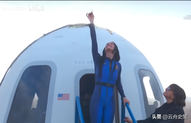中美航天对比：中国航天员出舱被抬着走，美国的却能站着打召唤
？