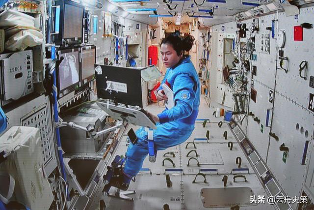 中美航天对比：中国航天员出舱被抬着走，美国的却能站着打召唤
？