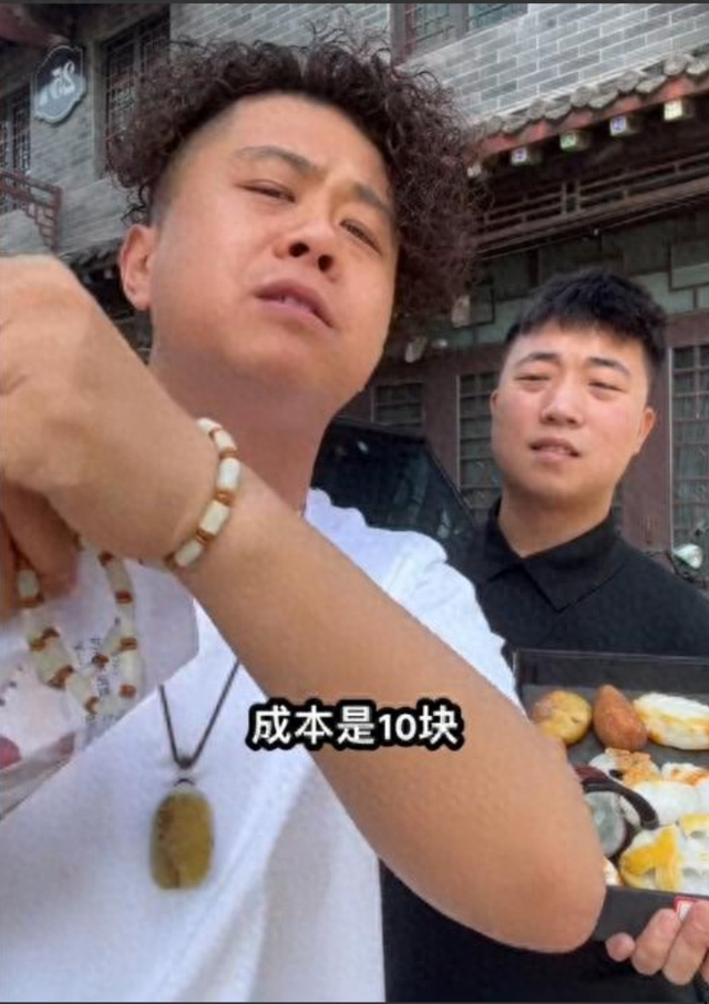 闹大年夜

了！网红骂胖东来卖玉石暴利，河南玉石商出手，把他老底掀了