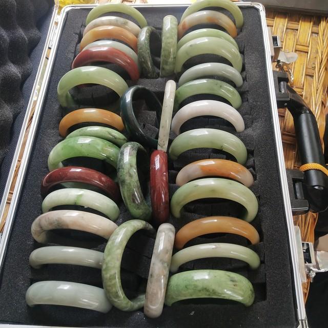 闹大年夜

了！网红骂胖东来卖玉石暴利，河南玉石商出手，把他老底掀了