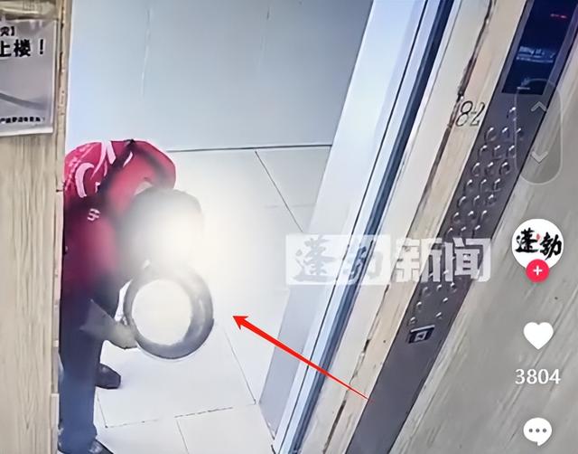 白叟
往电梯缝隙里倒水后续！电梯故障，衣服上的字或表现作歹缘故起因