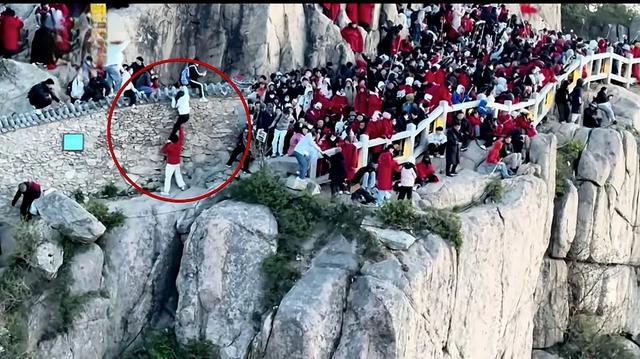 五一一
对男女爬泰山，因为人多抄小路，双双坠崖，游客目击全程！