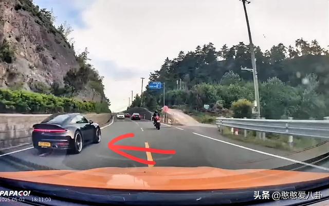 宁波豪车撞倒摩托车，第一时光
下车换车牌，车主身份被扒不简单