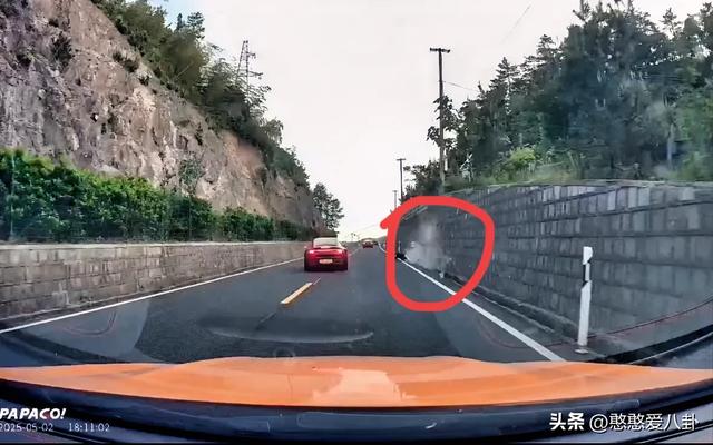 宁波豪车撞倒摩托车，第一时光
下车换车牌，车主身份被扒不简单