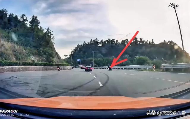 宁波豪车撞倒摩托车，第一时光
下车换车牌，车主身份被扒不简单