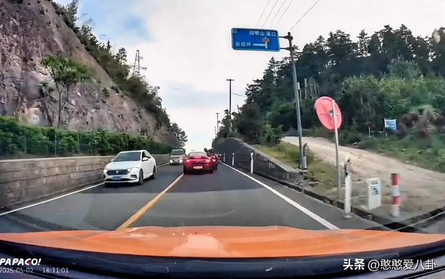 宁波豪车撞倒摩托车，第一时光
下车换车牌，车主身份被扒不简单
