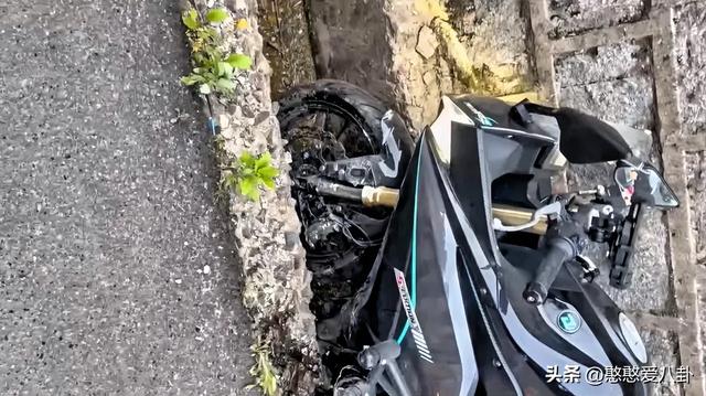 宁波豪车撞倒摩托车，第一时光
下车换车牌，车主身份被扒不简单
