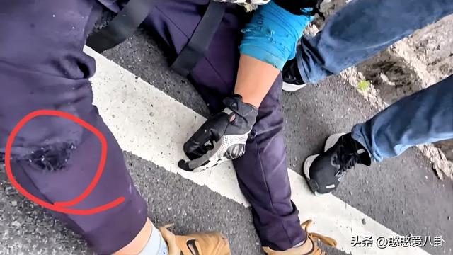 宁波豪车撞倒摩托车，第一时光
下车换车牌，车主身份被扒不简单