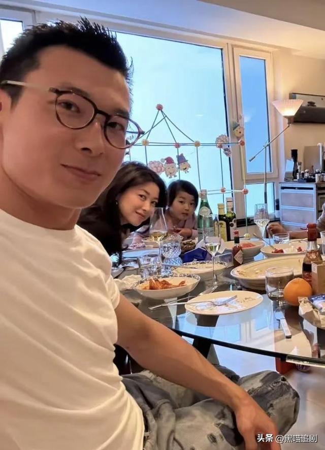 朱珠在北京家中设席，老公亲自下厨，吃西餐喝红酒，看起来好文雅
