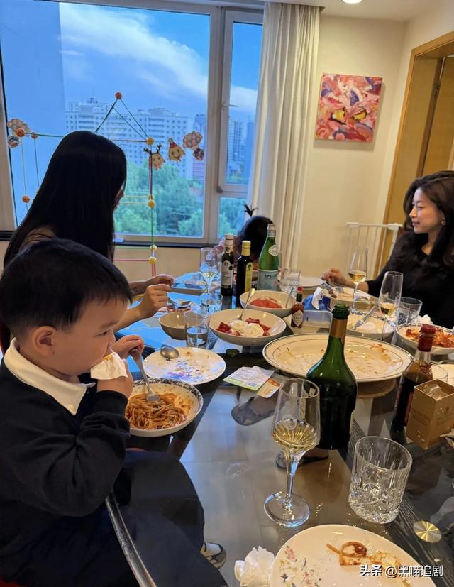 朱珠在北京家中设席，老公亲自下厨，吃西餐喝红酒，看起来好文雅

