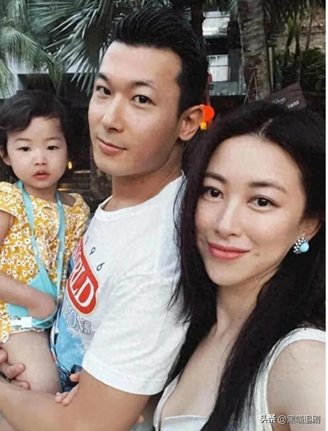 朱珠在北京家中设席，老公亲自下厨，吃西餐喝红酒，看起来好文雅
