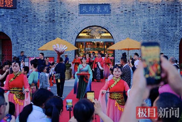 “楚王”献舞，“芈月”上菜，潜江龙虾店现豪华

店小二