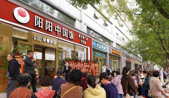 10元管饱，年入16亿！北京的打工人，放下面子捧红了“穷鬼餐厅”