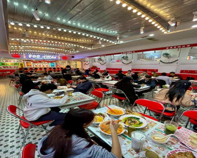 10元管饱，年入16亿！北京的打工人，放下面子捧红了“穷鬼餐厅”