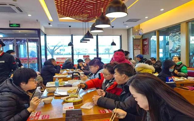 10元管饱，年入16亿！北京的打工人，放下面子捧红了“穷鬼餐厅”