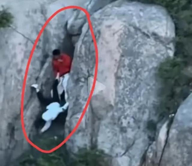 全网泪目！泰山悬崖生逝世


关头，求生本能是先顾本身，他却没放手
