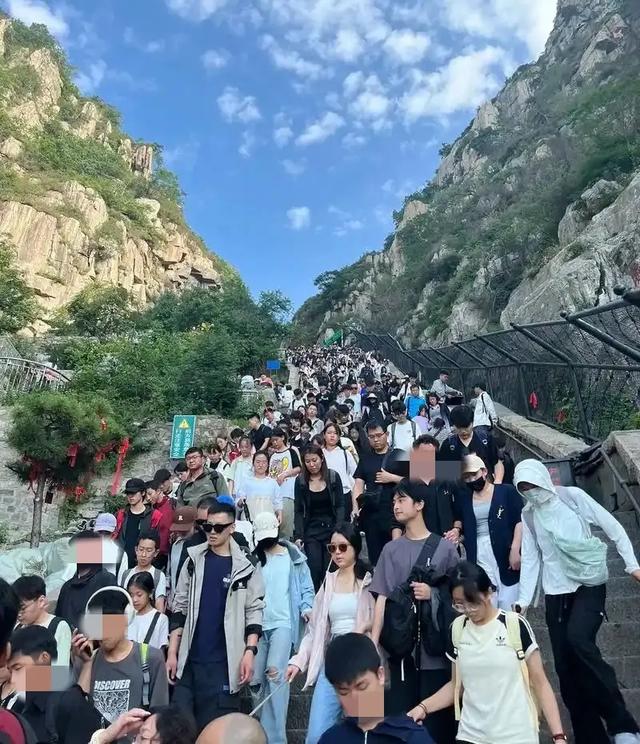 全网泪目！泰山悬崖生逝世


关头，求生本能是先顾本身，他却没放手