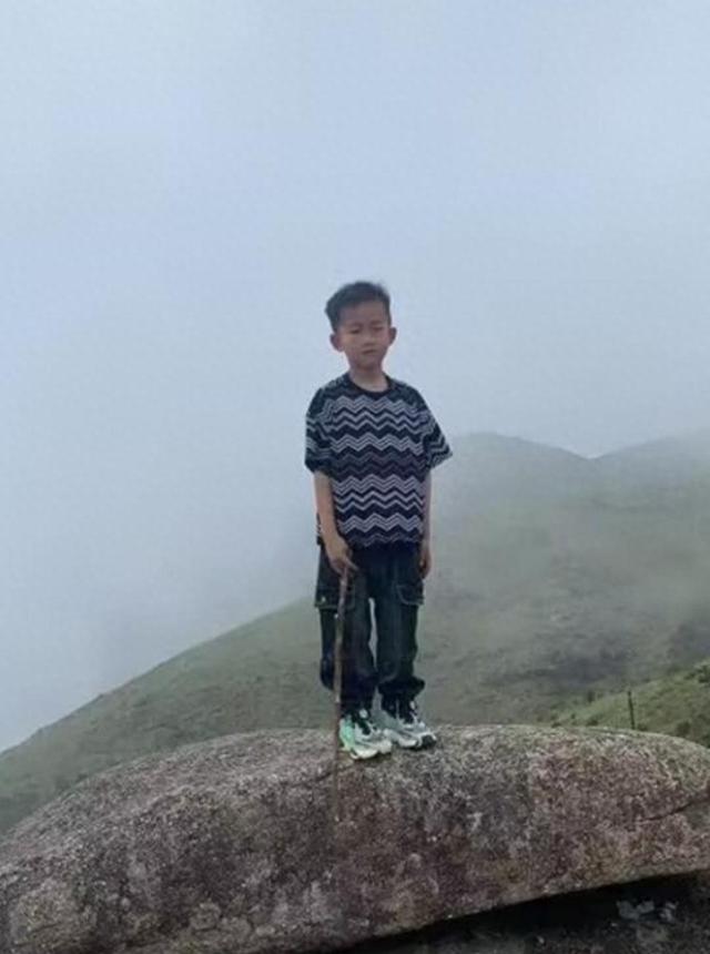 福建8岁男孩与家人登山走散后失落

联已超48小时，网友担忧
山上蟒蛇，乡当局：确有蟒蛇