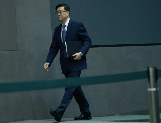 内地客五一穷游喷鼻
港被黄丝讽刺“乞衣袭港”惊动港府，特首李家超：喷鼻
港作为好客的都会要有包容氛围！
