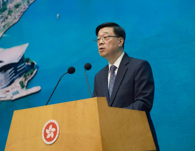 内地客五一穷游喷鼻
港被黄丝讽刺“乞衣袭港”惊动港府，特首李家超：喷鼻
港作为好客的都会要有包容氛围！