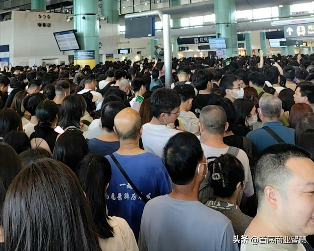 90万人挤爆！30块游香港，连港人都看傻：没有酒店记载不许入境