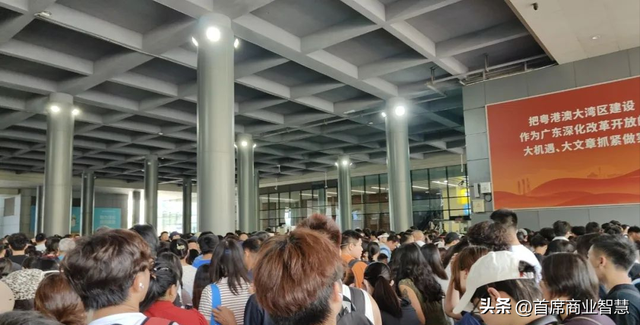 90万人挤爆！30块游香港，连港人都看傻：没有酒店记载不许入境