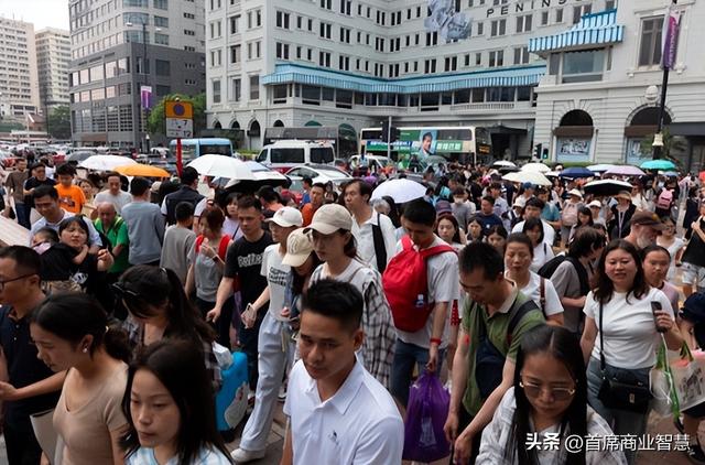 90万人挤爆！30块游香港，连港人都看傻：没有酒店记载不许入境
