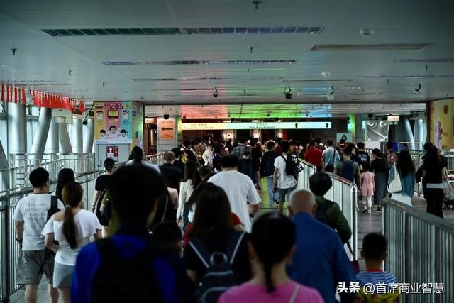 90万人挤爆！30块游香港，连港人都看傻：没有酒店记载不许入境