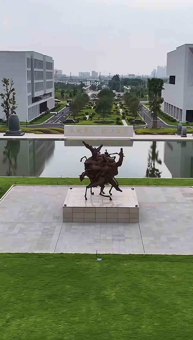 吴小莉现身福耀科技大学与曹德旺、王树国偕行，个子高像大学教授