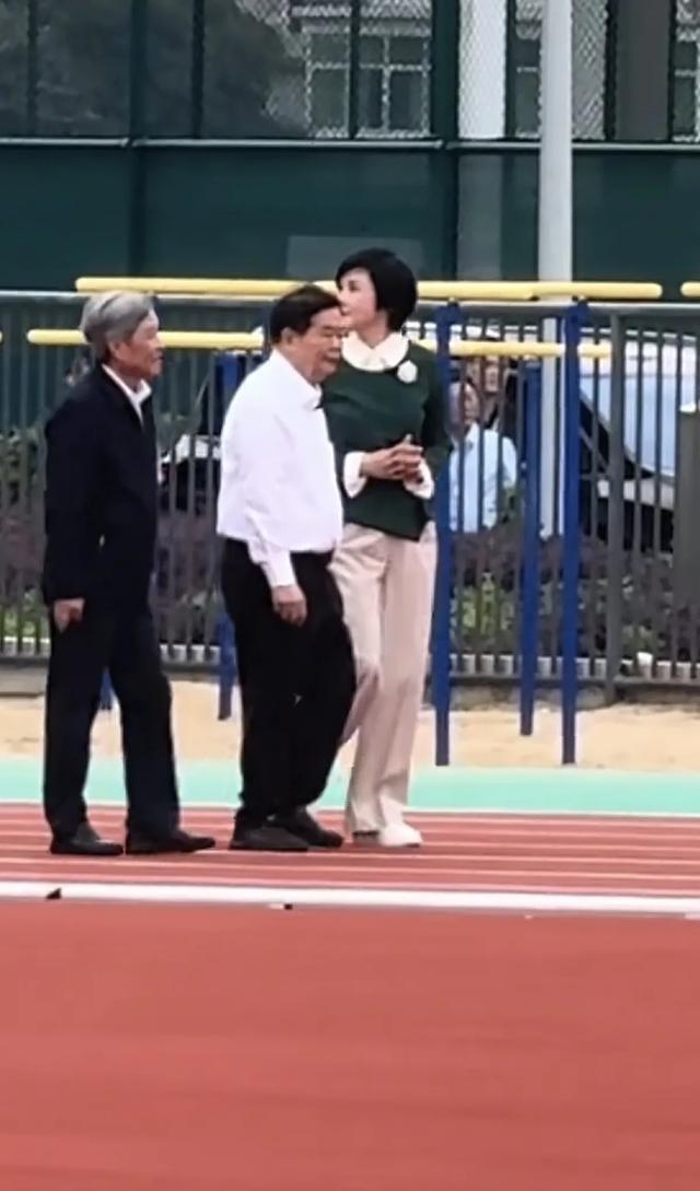 吴小莉现身福耀科技大学与曹德旺、王树国偕行，个子高像大学教授
