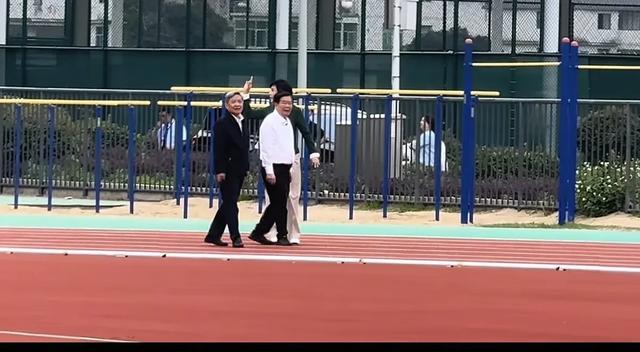 吴小莉现身福耀科技大学与曹德旺、王树国偕行，个子高像大学教授