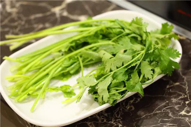 香菜成核心！专家研究

：常常吃香菜的人，用不了多久，或有5变化