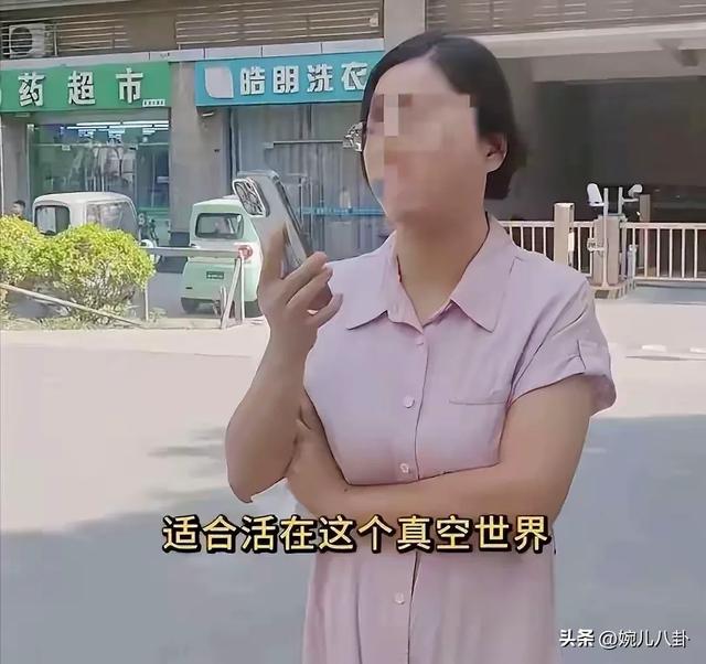 西安“换饼女”后续:身份被曝光，她的德行配不上她的工作