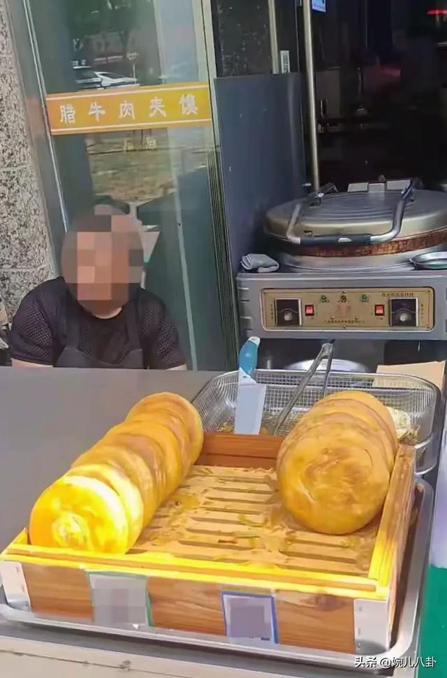 西安“换饼女”后续:身份被曝光，她的德行配不上她的工作