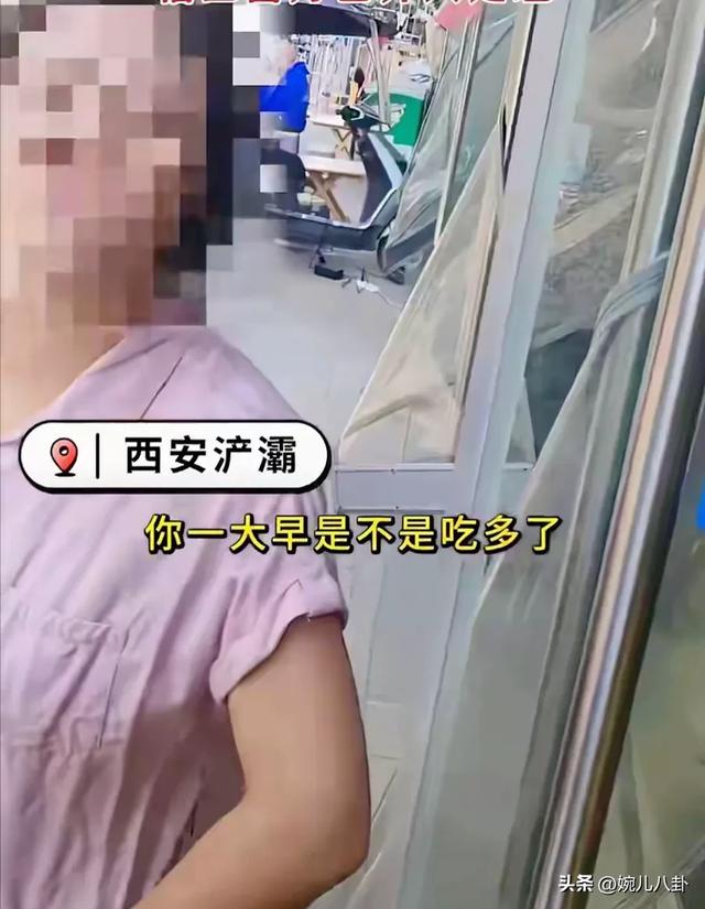 西安“换饼女”后续:身份被曝光，她的德行配不上她的工作