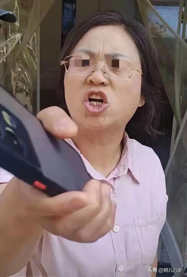 西安“换饼女”后续:身份被曝光，她的德行配不上她的工作