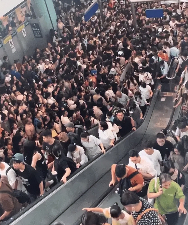 91万内地游客
香港旅游被讽刺！港平易近
怒斥：好穷酸呀！搞得像难民营

