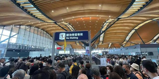 91万内地游客
香港旅游被讽刺！港平易近
怒斥：好穷酸呀！搞得像难民营
